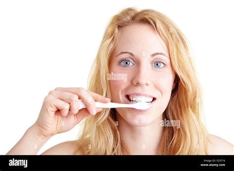 Blonde Frau putzt sich ihre Zähne Stock Photo Alamy