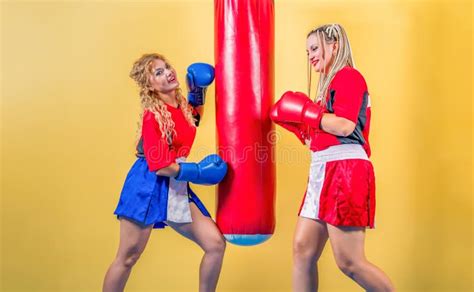 Dos Chicas Con Tracksuit Practican El Punteo En Una Bolsa De Punteo