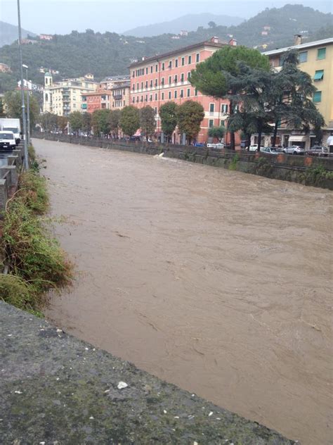 Maltempo in Liguria evacuato asilo a Recco l Entella è esondato FOTO