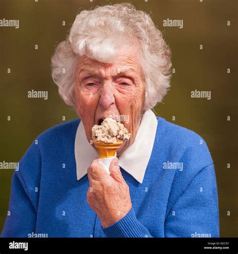 Les gens qui mangent de la glace Banque de photographies et dimages à