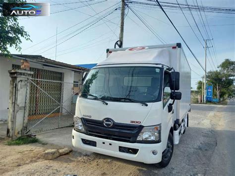 Xe tải Hino XZU710L 2 5t 4 5m thùng kín composite