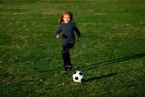 Futbolista Joven Niño Lindo Pateando La Pelota De Fútbol Escolares