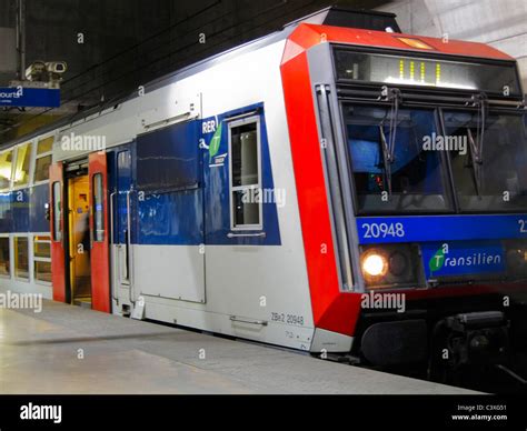 Paris France People Boarding Suburb Train Paris Metro Rer Express