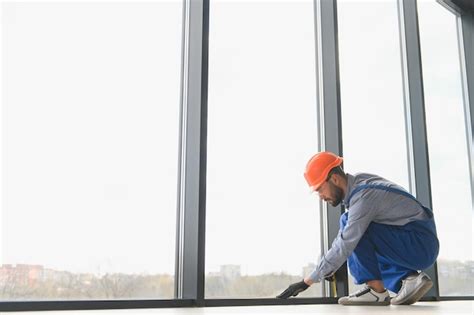 Trabalhador Instalando Janela De Pl Stico Dentro De Casa Foto Premium