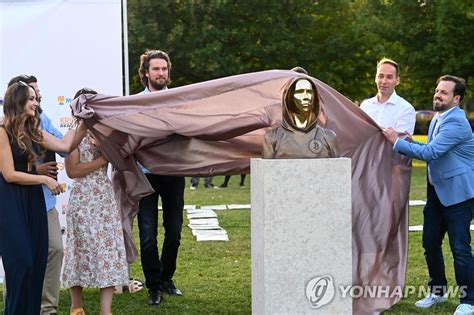 헝가리서 선보인 비트코인 개발자 나카모토 사토시 동상 연합뉴스