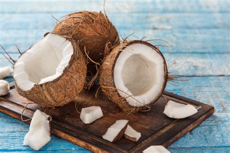 Noci Di Cocco Fresche Con La Spruzzata Dell Acqua Fotografia Stock