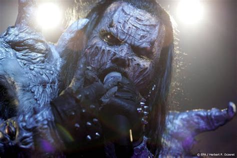 Mr Lordi Haalt Coronavaccin In Monsterkostuum Ditjes En Datjes