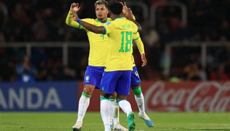 Lateral do Cruzeiro vira titular da seleção brasileira na Copa do Mundo