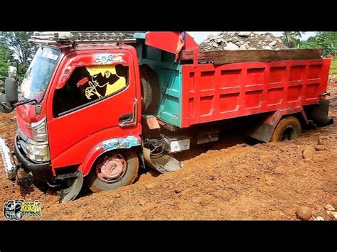 Mobil Dump Truk Terpuruk Amblas Saat Jomplangin Muatan Pasir Batu Youtube