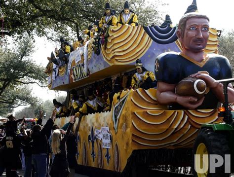 Photo: The Super Bowl meets Carnival as parade-goers in Saints jerseys ...