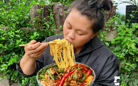 今天欧妹摘了些辣椒自制一大碗辣椒肉丝面配着蔬菜一人吃到饱 欧妹呀 欧妹呀 哔哩哔哩视频