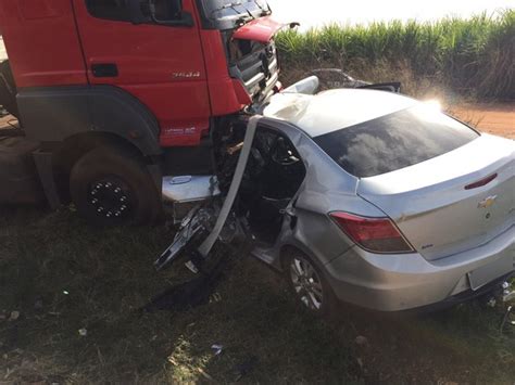 G1 Mulher Morre Após Colisão Frontal Entre Carro E Caminhão