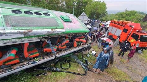 Detik Detik Bus Pariwisata Kecelakaan Maut Di Bantul Sopir Sempat