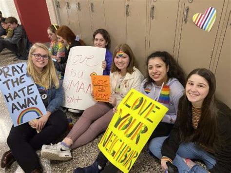 Due Insegnanti Costretti A Dimettersi Perch Gay Tutti Gli Studenti Escono Dalla Scuola Per