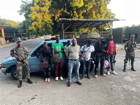 Detienen Camioneta Cargada De Haitianos En Mao Apresan Conductor