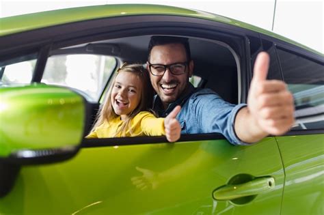 Padre E Hija Comprando Un Auto Nuevo En La Sala De Exposici N De Autos