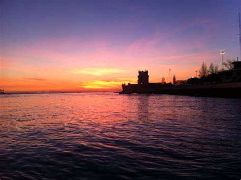 Passeio De Veleiro Pôr Do Sol No Rio Tejo Em Lisboa