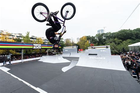 La Forme Olympique Du BMX Freestyle Cet Enfant De La Rue