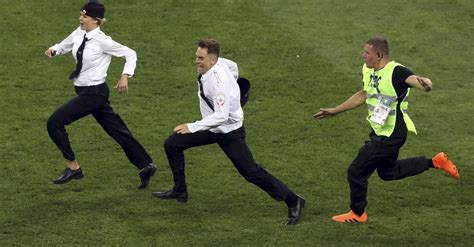 Siapa Pussy Riot Yang Sempat Hentikan Laga Final Piala Dunia 2018