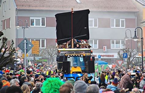 Buntes Treiben Ber Gruppen Beim Faschingsumzug Durch Arnstorf