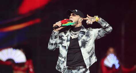 Anuel AA se le cae moto sobre el público en concierto de Nueva York