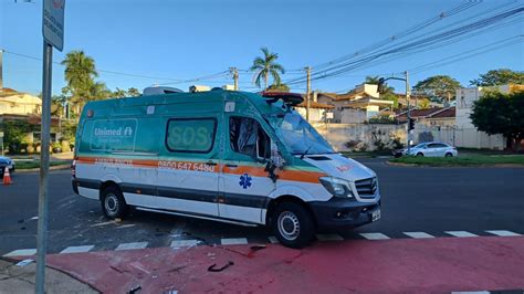 Ambulância que transportava idosa capota após ser atingida por