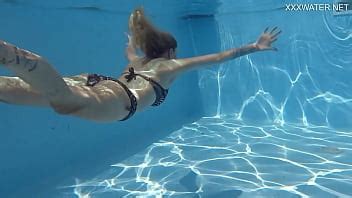 Natación desnuda en la piscina nena con tatuajes Mimi Cica XVIDEOS