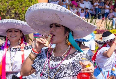 Mujeres indígenas bailan en Chiapas por el Día de la Candelaria