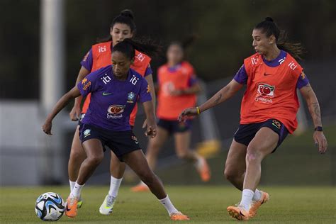 Seleção Brasileira Faz Primeiro Treino Em Cidade Sede Da Equipe Na