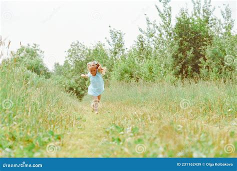 Un Enfant Court Sur L Herbe Une Petite Fille Joue Dans La Prairie Image