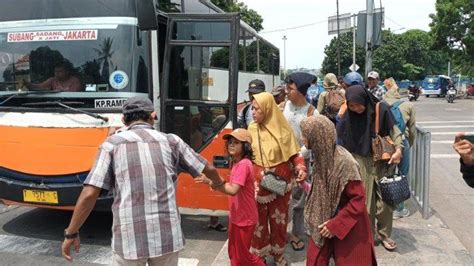 Tahun Baru Kedatangan Penumpang Di Terminal Kampung Rambutan