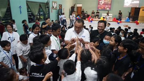 Pemkab Berbagai Kasih Paskah Bupati Tamba Rayakan Bersama Anak Anak