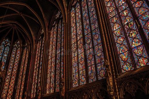 Vitrales Coloridos En La Iglesia Gótica De Sainte Chapelle En París