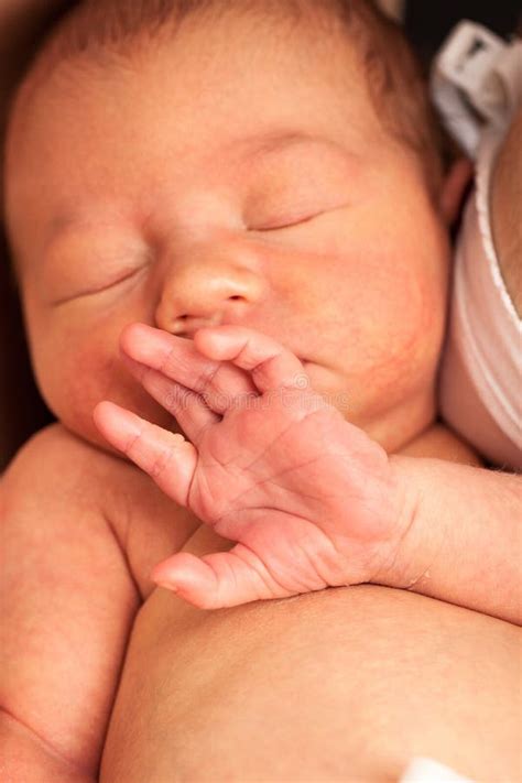 Beb Reci N Nacido Que Duerme En Brazos De Las Madres Imagen De Archivo