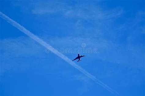 Vliegtuigen In De Blauwe Lucht Redactionele Foto Image Of Hemel