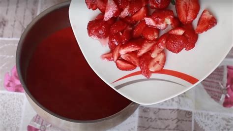 Клубничная пропитка для бисквитного торта — рецепт с пошаговыми фото