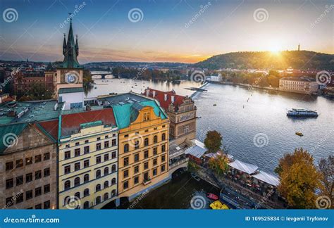 Noite Em Praga Vista Dos Telhados Das Casas E Do Rio Vltava Foto De