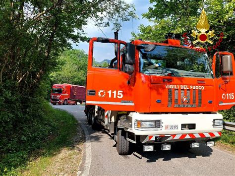 Tir La Manovra Impossibile Resta Incastrato Nel Tornante In Salita Foto