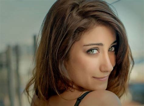 Hazal Kaya Saç Rengi Ve Modelleri 2015