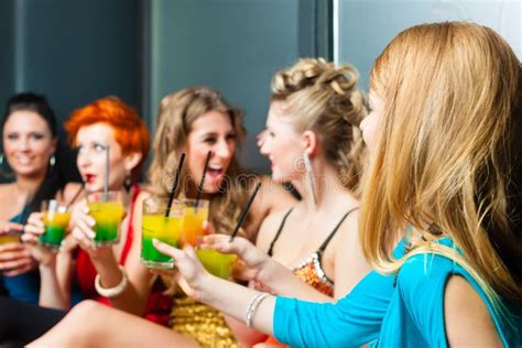 Mulheres Em Cocktail Bebendo Do Clube Ou Do Disco Imagem De Stock