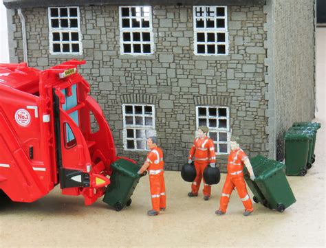 New OO Gauge Refuse Collection figures - World Of Railways