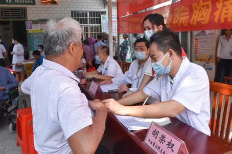 廉江市人民医院 廉江市人民医院急诊党支部开展“我为群众办实事”义诊活动