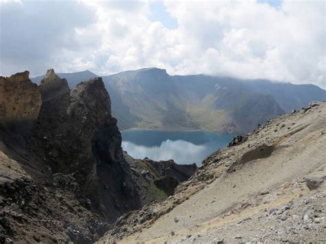 无人横图俯视室外白天旅游度假湖湖泊石头美景山山脉水长白山中国亚洲阴影光线石子影子湖面景观山峰