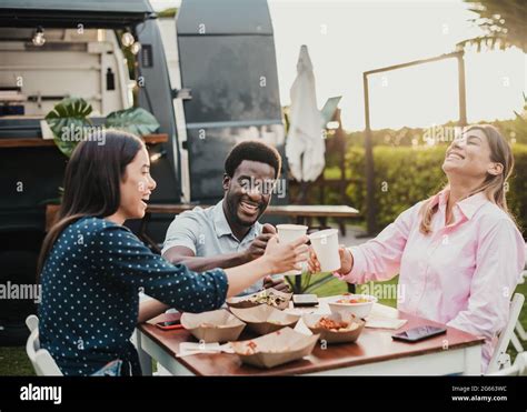 Des Gens Heureux Qui Mangent Et Applaudissent Au Restaurant Food Truck