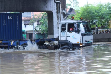 Flyover Cibodas Kota Tangerang Tergenang Air