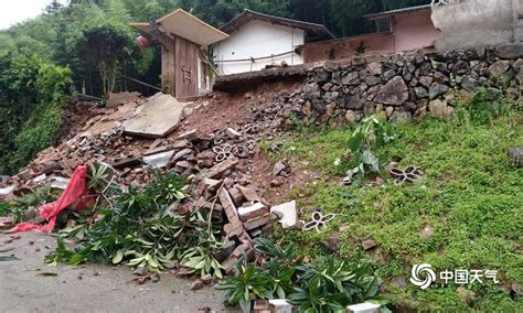 福建龙岩持续强降雨 山体滑坡民房围墙倒塌 图片频道