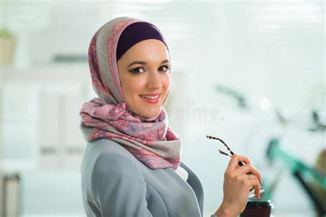 Pi Kna Elegancka Kobieta W Hijab I Eyeglasses Siedzi Przy Biurkiem Z