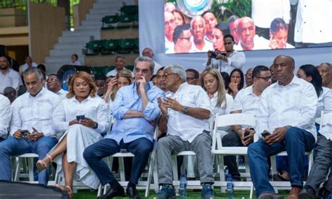 Director Del Cea Acompa A Al Presidente Luis Abinader En La Entrega De