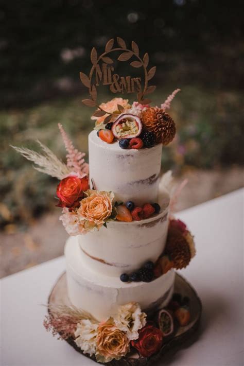 Semi Naked Bruidstaart Met Verse Bloemen En Fruit Enjoy Cakes