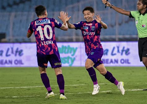 Kerala Blasters Edge East Bengal 2 1 To Go Top Of The Table Kerala